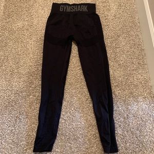 Gym shark leggings